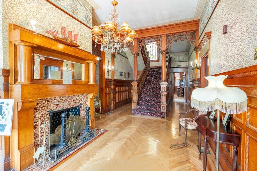 Deluxe King - Curry Mansion with Pool! - View 4