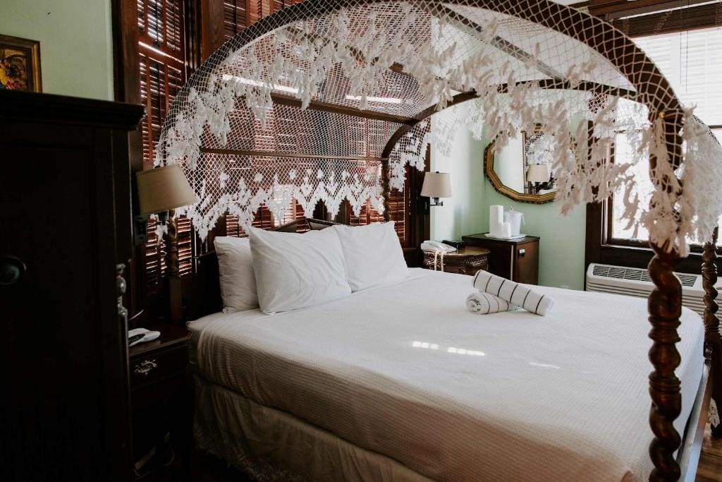 Deluxe King - Curry Mansion with Pool! - View 2