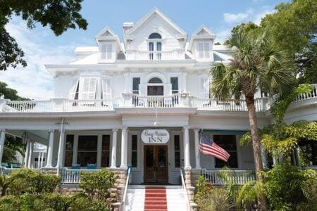 Deluxe King - Curry Mansion with Pool! - Main view