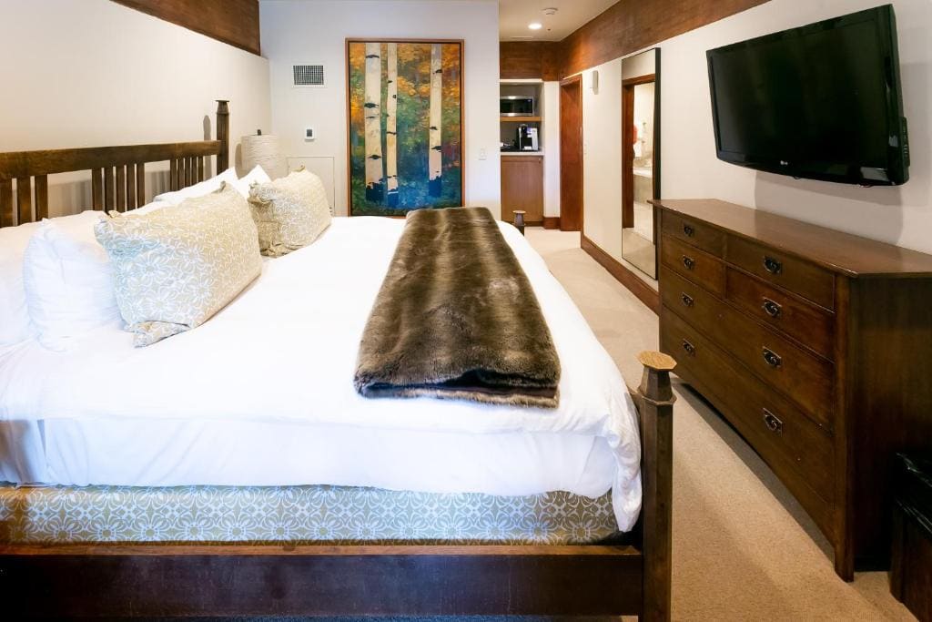 Deluxe King Room with Fireplace Hotel Room - View 5