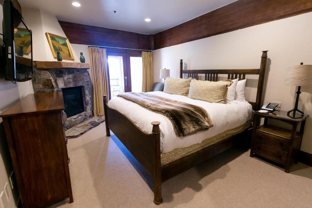 Deluxe King Room with Fireplace Hotel Room - View 4
