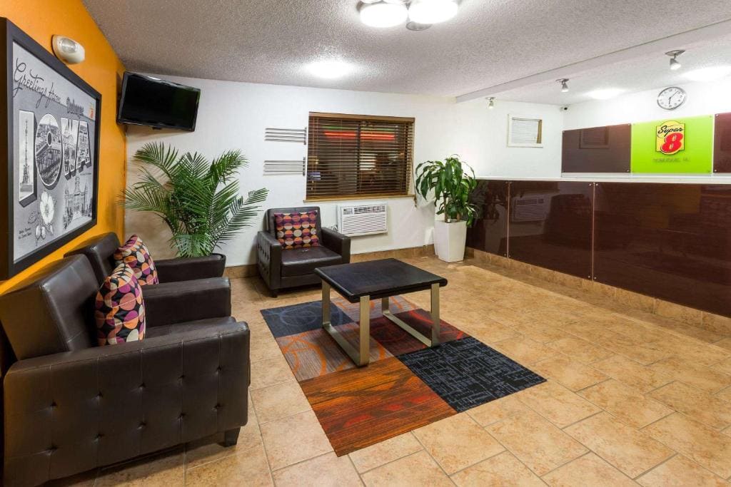 Super 8 by Wyndham Dubuque - View 4