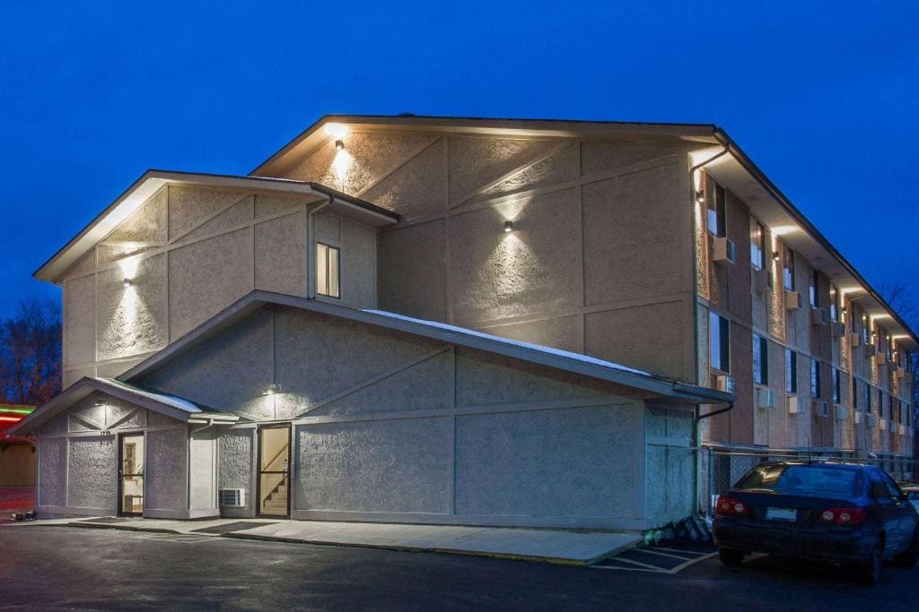Super 8 by Wyndham Dubuque - View 5