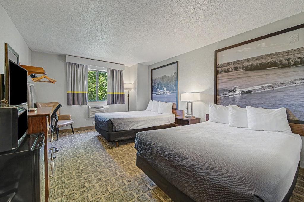 Super 8 by Wyndham Dubuque - View 6