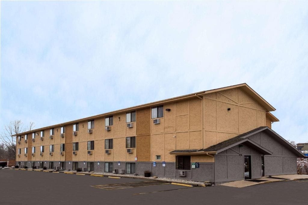 Super 8 by Wyndham Dubuque - Main view