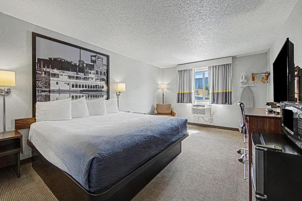 Super 8 by Wyndham Dubuque - View 2