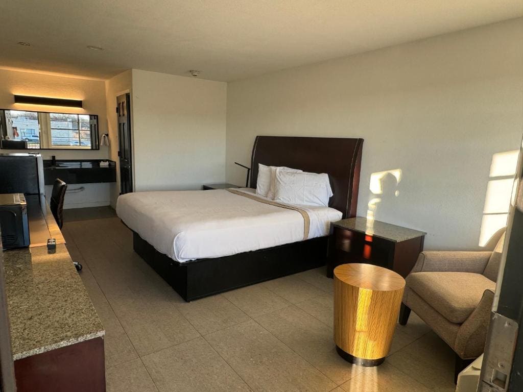 Eagle Inn - View 6