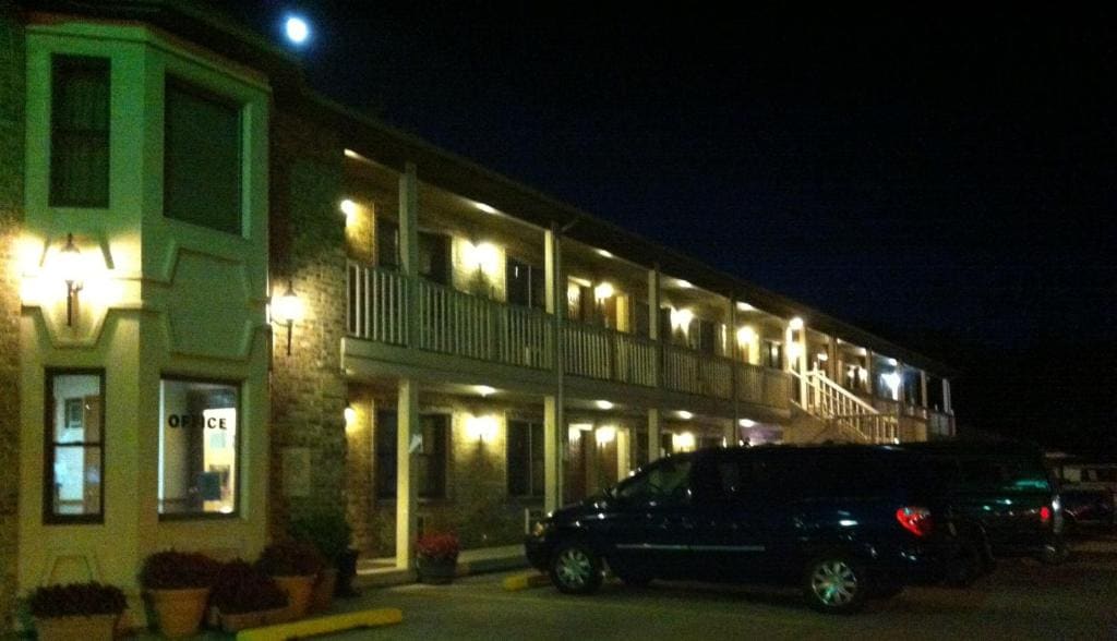 East Street Inn & Suites - Main view