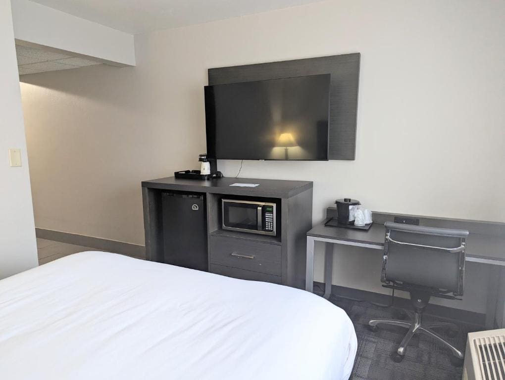 AmericInn by Wyndham Green Bay Near Stadium - View 4