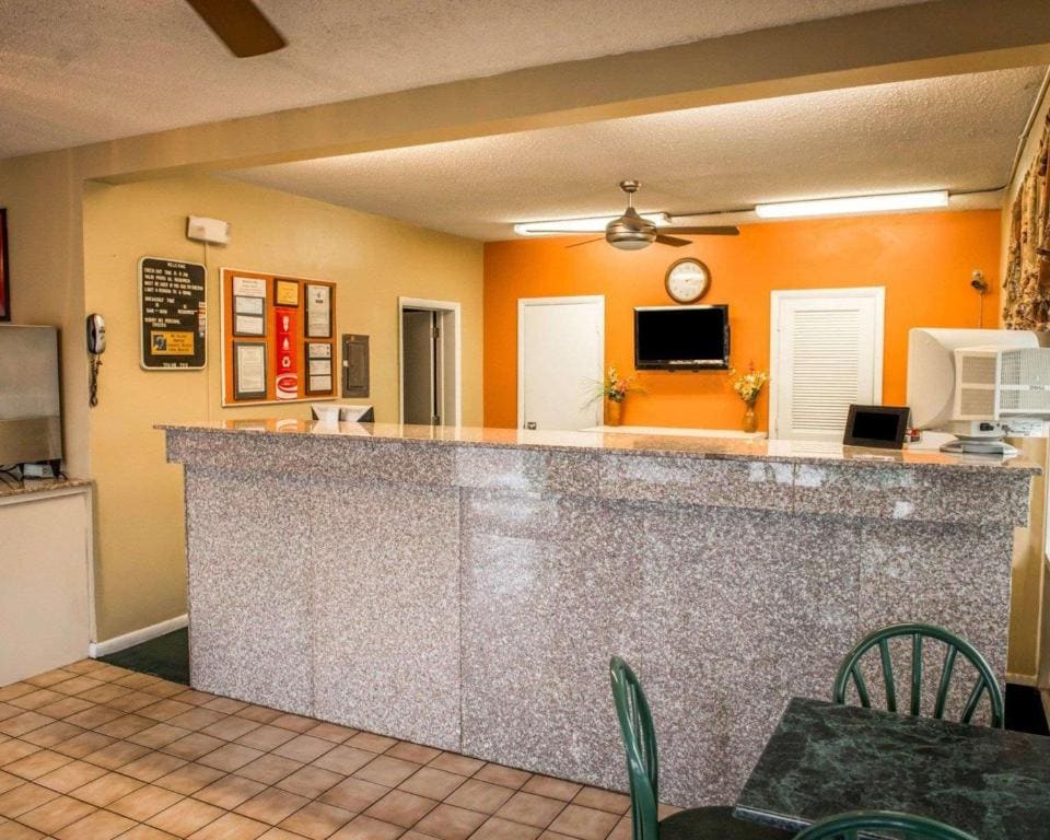 Econo Lodge Lake City-North - View 6