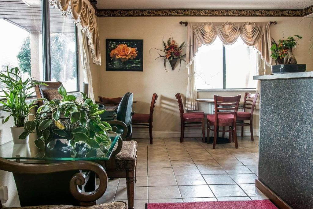 Econo Lodge Paw Paw - View 3
