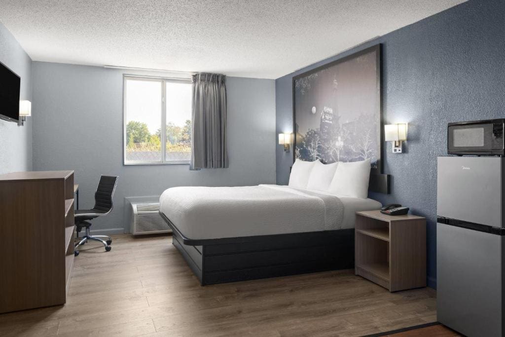 Super 8 by Wyndham Fort Wayne - View 6