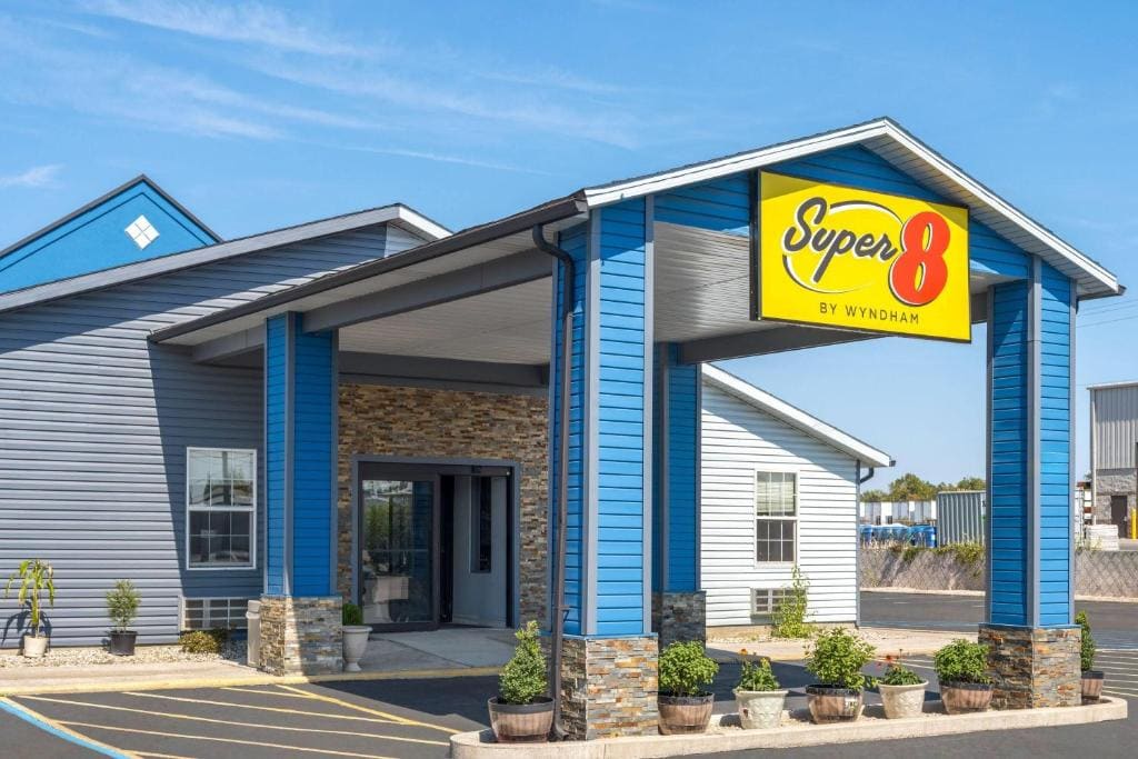 Super 8 by Wyndham Fort Wayne - View 4