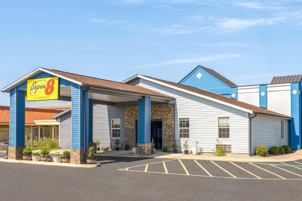 Super 8 by Wyndham Fort Wayne - View 5