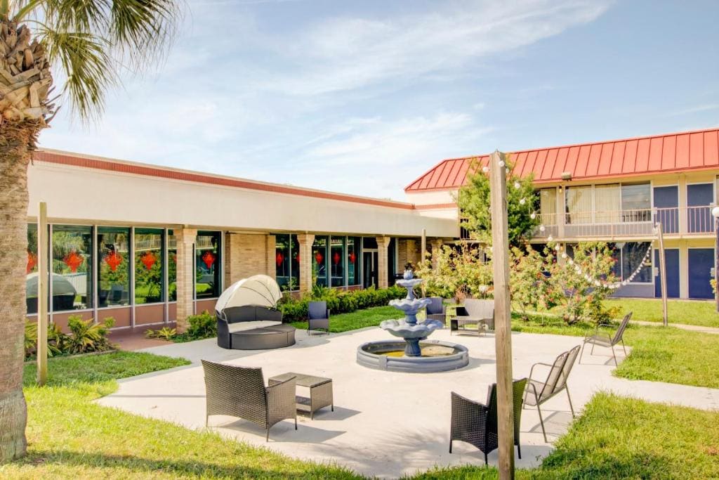 OYO Hotel Dundee By Crystal Lake - View 4
