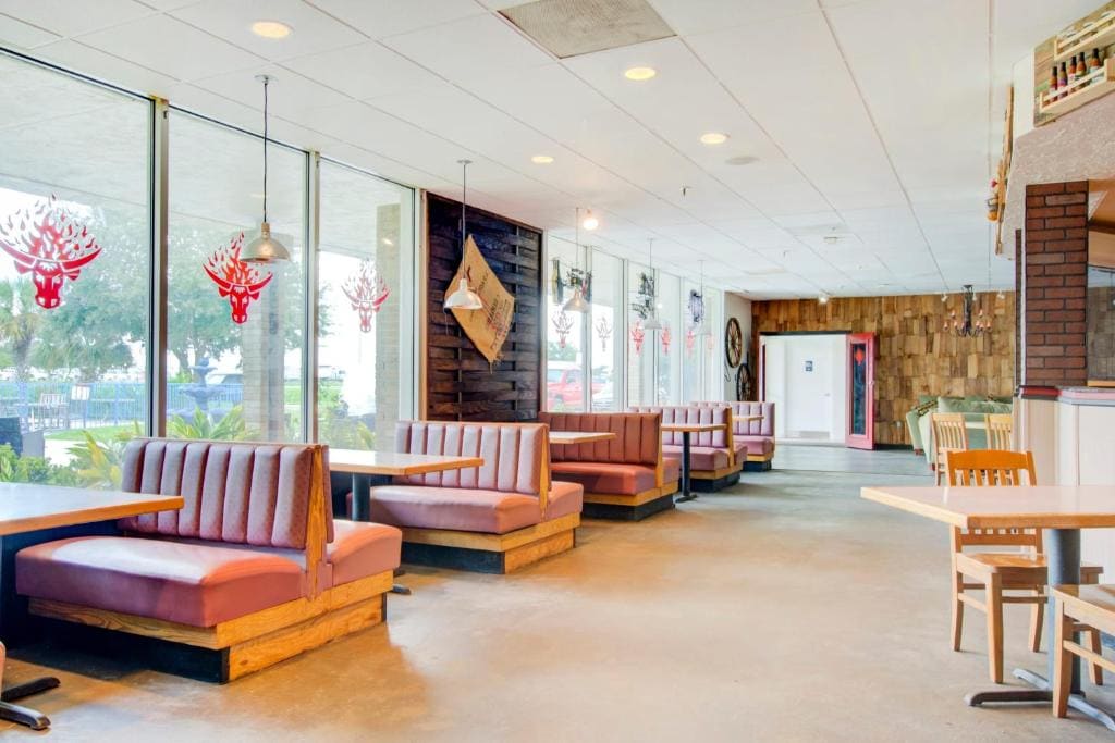 OYO Hotel Dundee By Crystal Lake - View 6