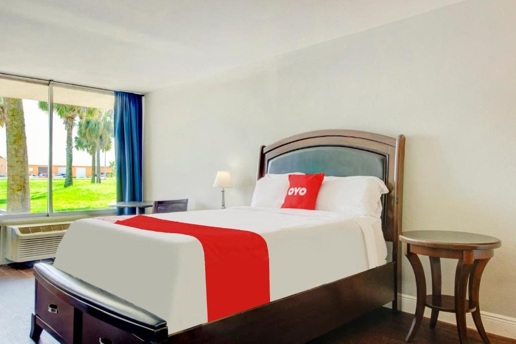 OYO Hotel Dundee By Crystal Lake - View 2