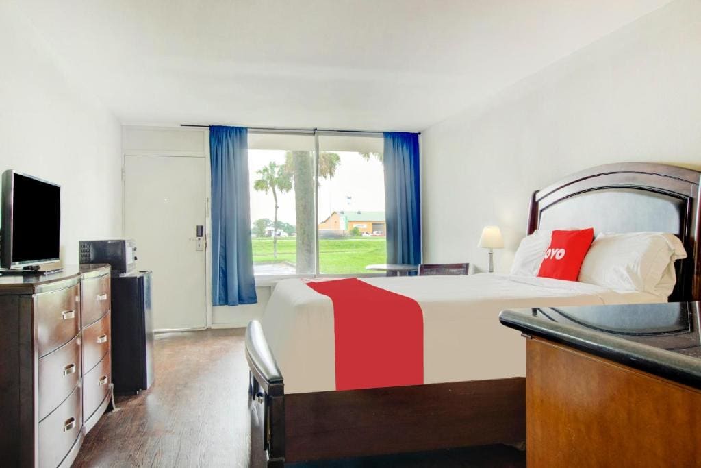 OYO Hotel Dundee By Crystal Lake - View 7