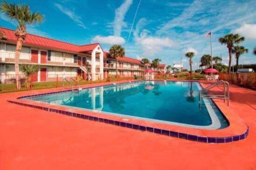 OYO Hotel Dundee By Crystal Lake - View 5