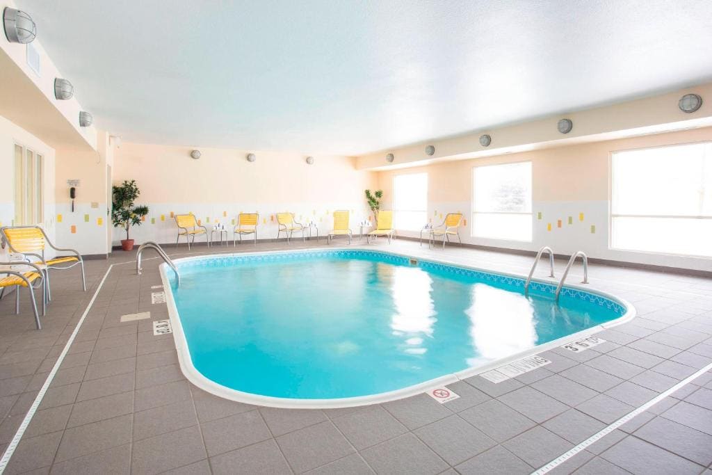 Wingate by Wyndham Oshkosh - View 3