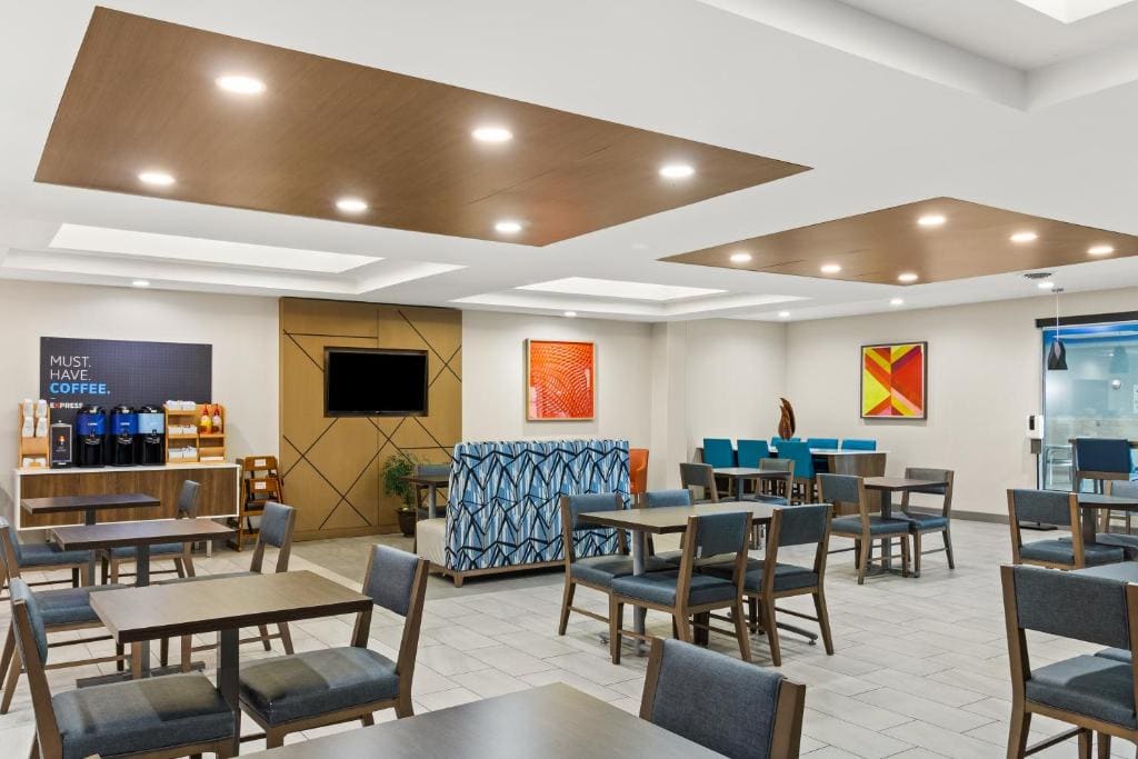 Holiday Inn Express & Suites Fairmont by IHG - View 5