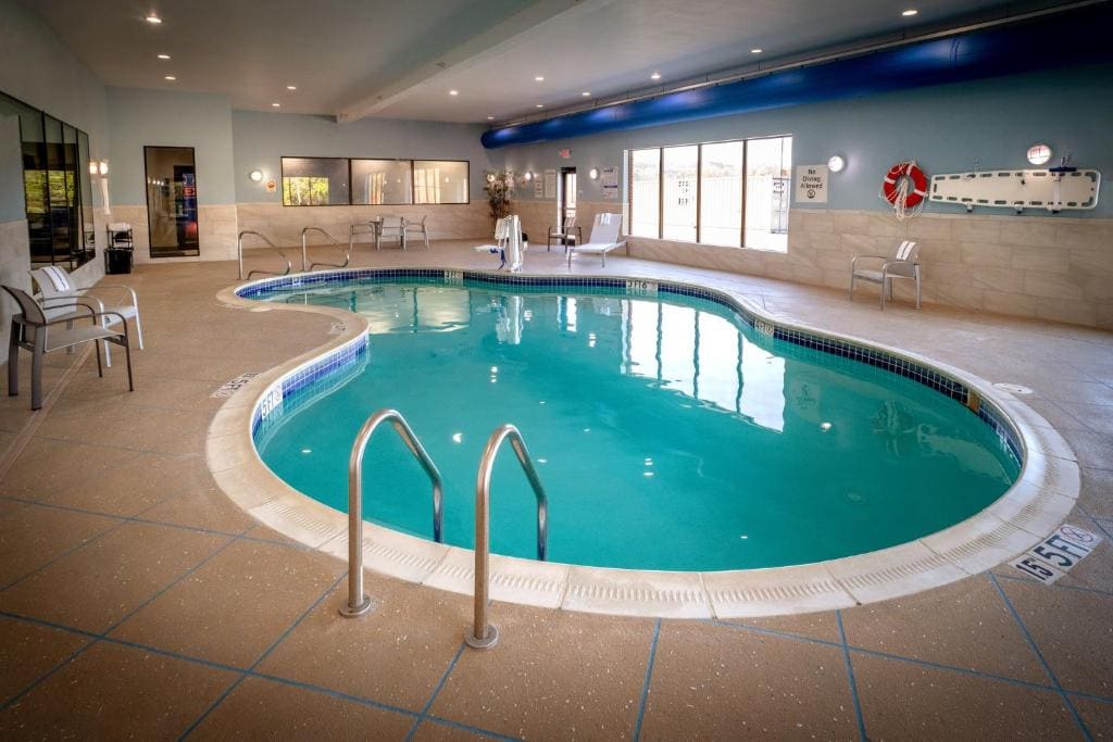 Holiday Inn Express & Suites Fairmont by IHG - View 4