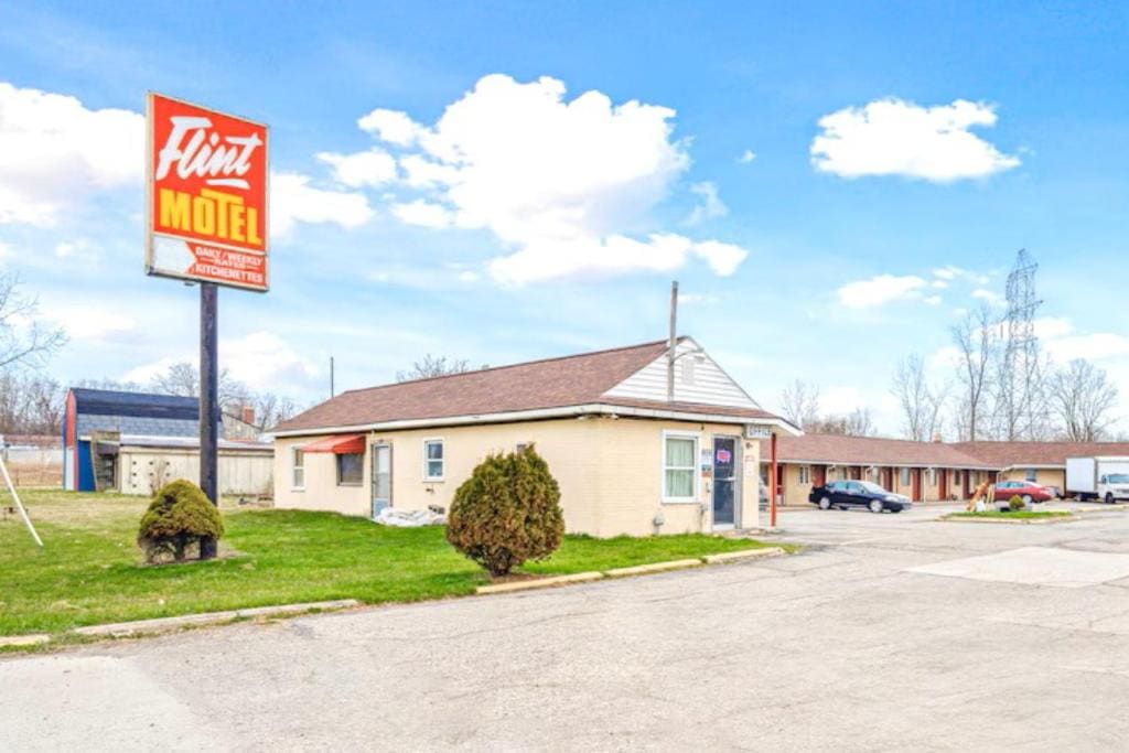 Flint Motel by OYO MI Near I-475 - Main view