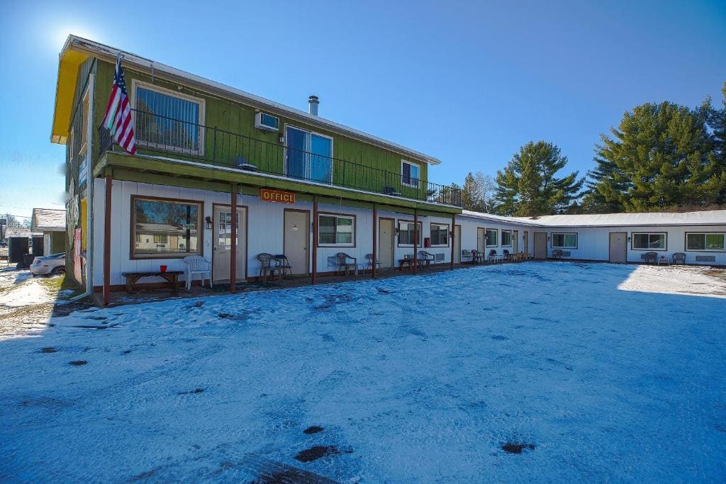 Love Hotels Tomahawk by OYO at Lake Mohawksin WI - Main view