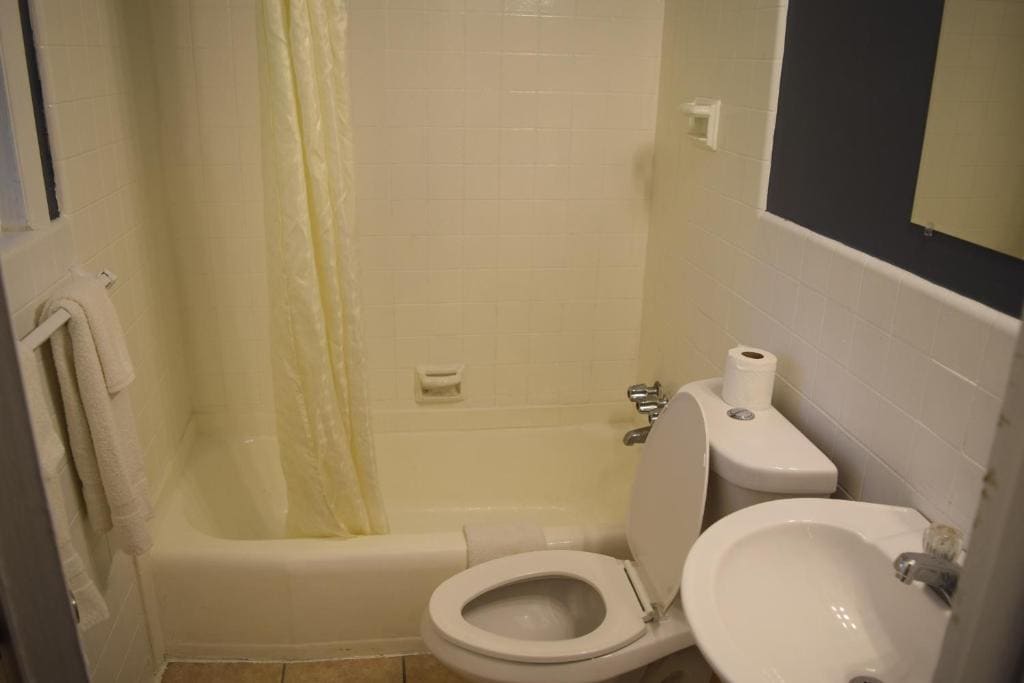 Friendship Motor Inn Carneys Point - Pennsville - View 3