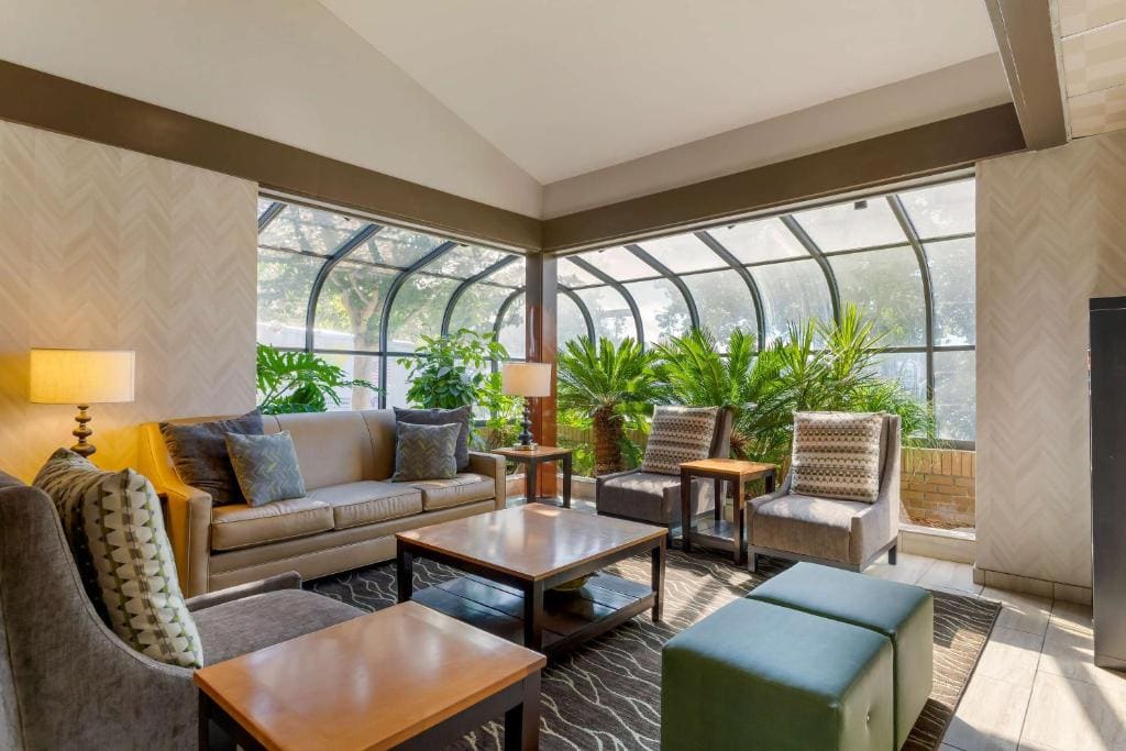 Best Western Plus Forest Park Inn - View 3