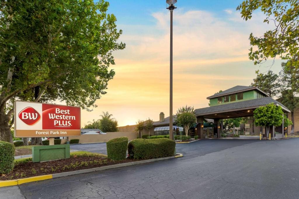 Best Western Plus Forest Park Inn - Main view