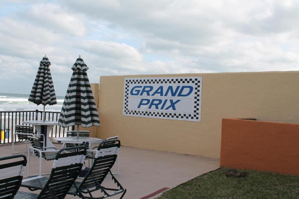 Grand Prix Motel Beach Front - View 4