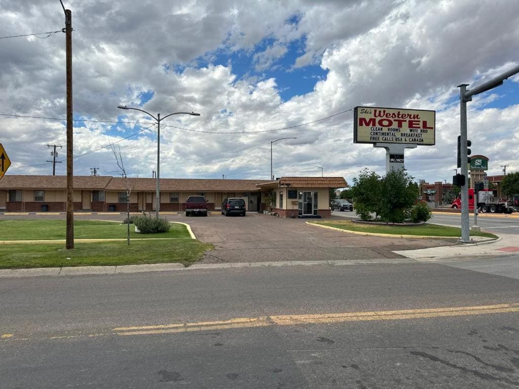 Ski's Western Motel - View 4