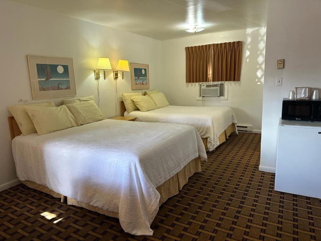 Ski's Western Motel - View 2