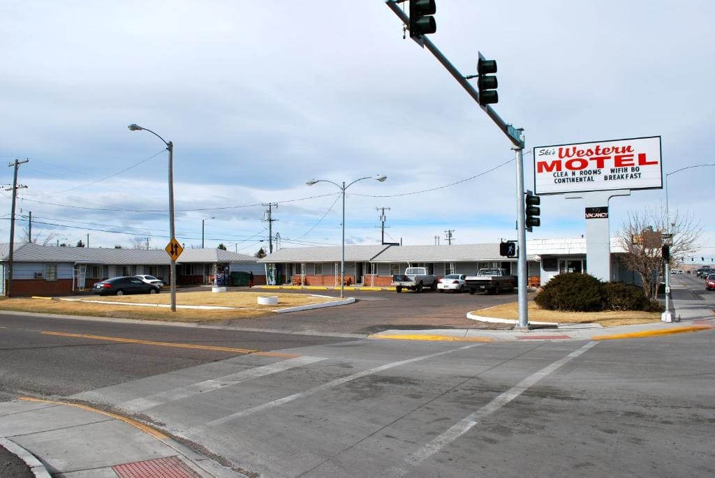 Ski's Western Motel - Main view