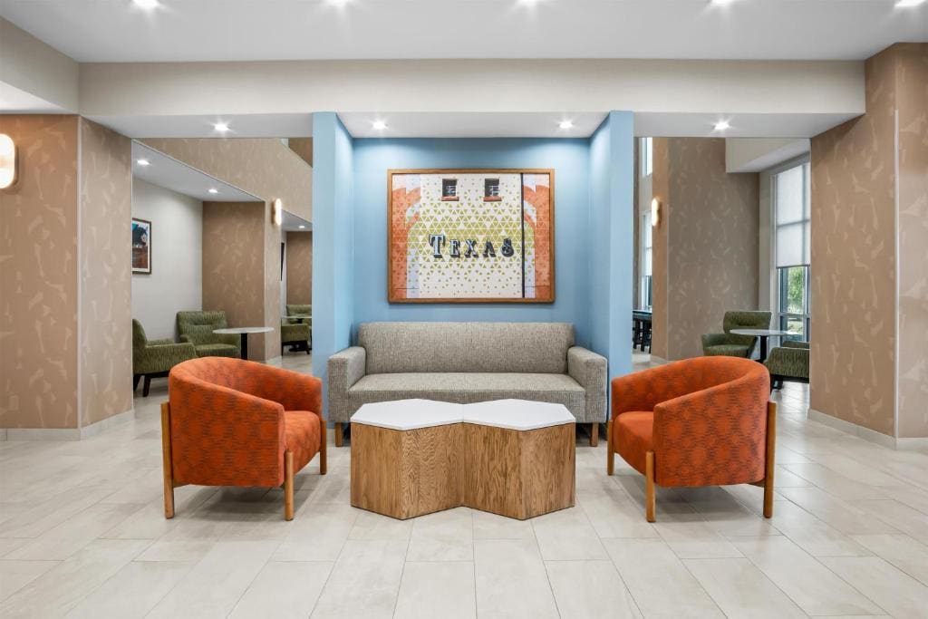 Hampton Inn and Suites Waxahachie - View 3
