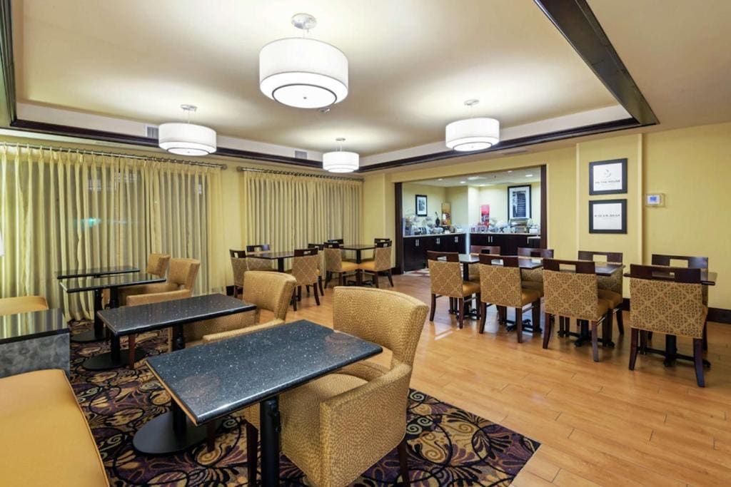 Hampton Inn I-10 & College Drive - View 3
