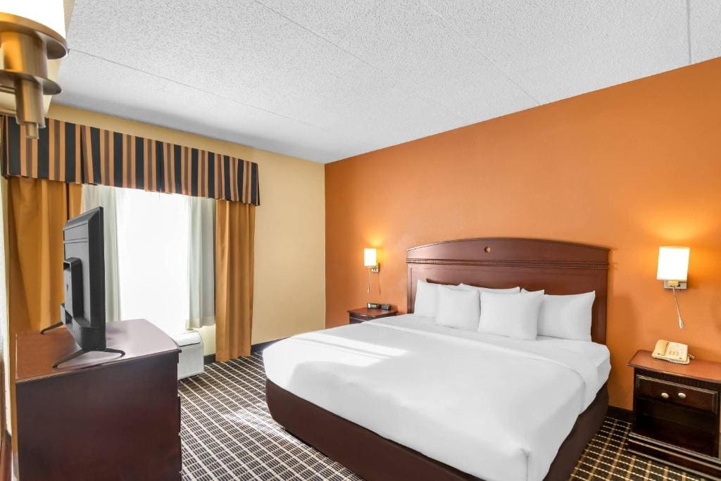 Comfort Inn & Suites Somerset - New Brunswick - View 2