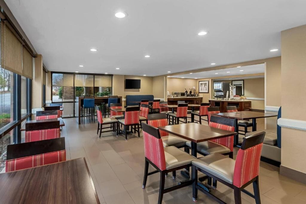 Comfort Inn & Suites Somerset - New Brunswick - View 4