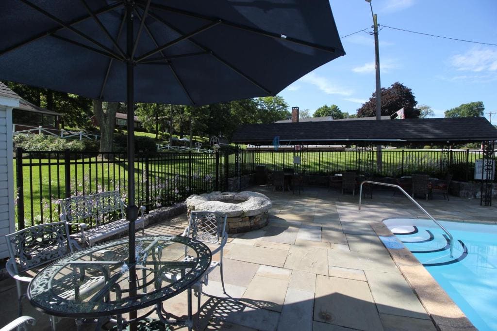 Heidi's Inn - View 5