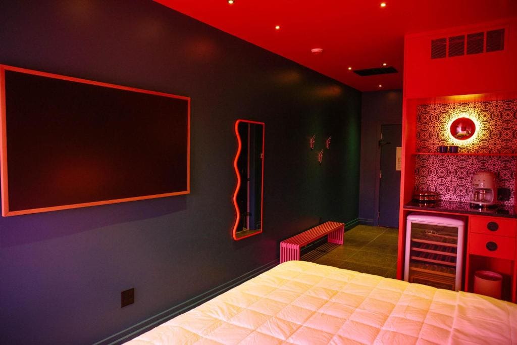Hotel Hilo - Room 201 - View 2