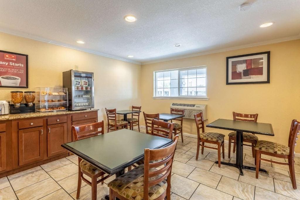 Econo Lodge Inn & Suites Santa Rosa - View 5