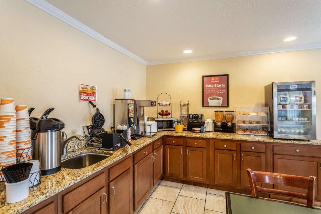 Econo Lodge Inn & Suites Santa Rosa - View 4
