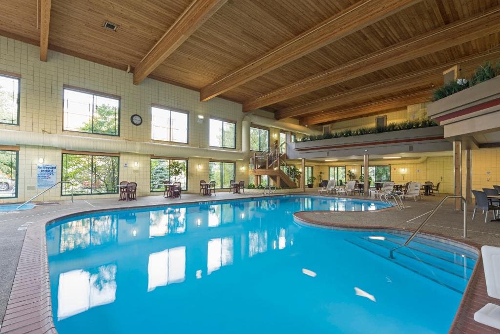 Holiday Inn Express Holland by IHG - View 3