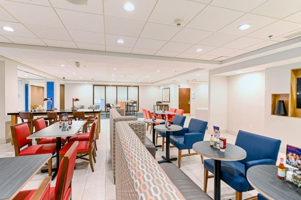 Holiday Inn Express Richmond Airport by IHG - View 3