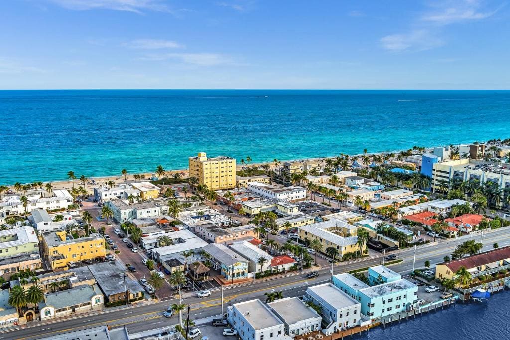 Hollywood Broadwalk Oceanside Hotel - Main view