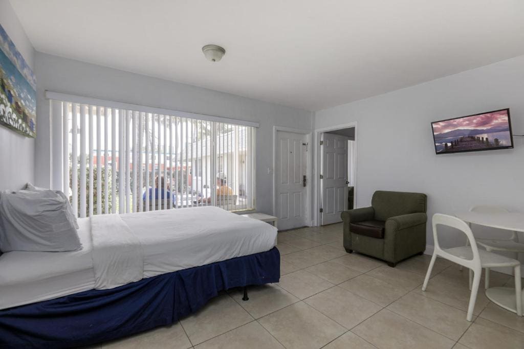 Hollywood Broadwalk Oceanside Hotel - View 6