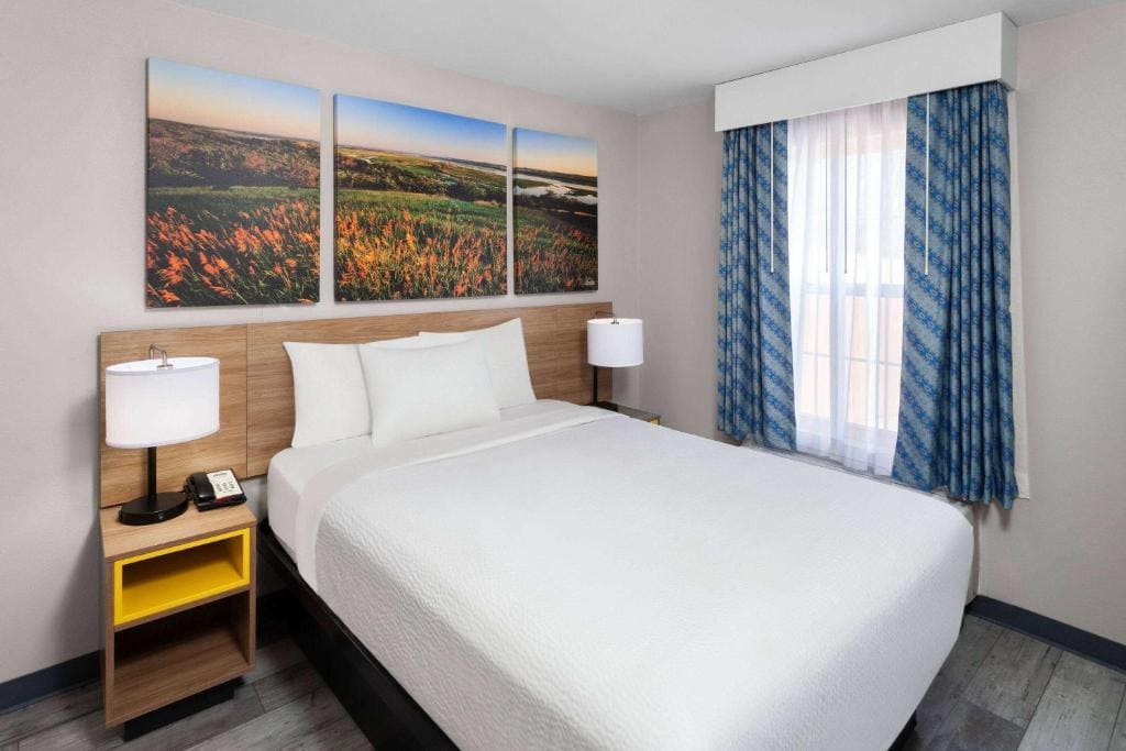 Days Inn & Suites by Wyndham Sellersburg - View 7