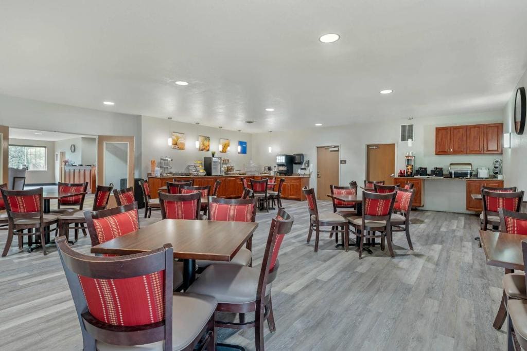 Comfort Suites Lake Geneva East - View 3