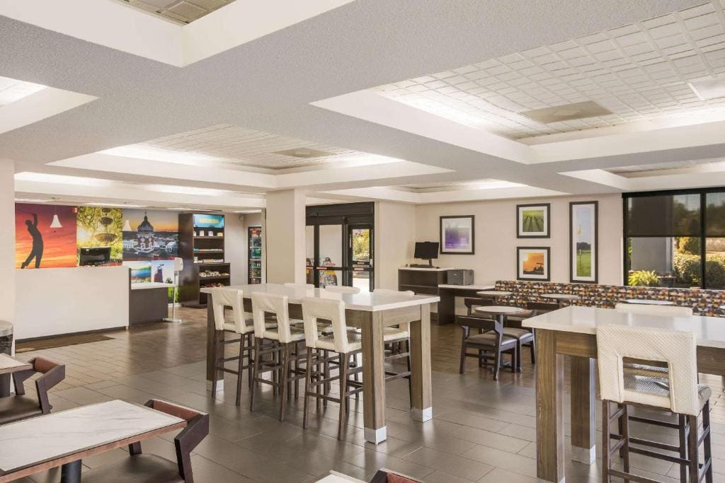 Clarion Pointe Forsyth I-75 - View 3
